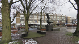 901356 Gezicht op de winkelgalerij aan het Herderplein te Utrecht, met op de voorgrond het beeldhouwwerk 'Zich ...